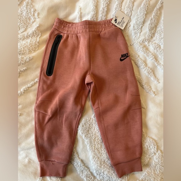 Nike Sportswear Tech Fleece Full-Zip Set
Toddler 2-Piece Set. Size 4T, NWT! - Picture 9 of 10